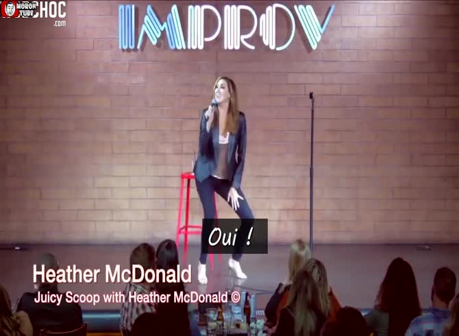Video :This comedian mocks conspiracy theorists and ends up collapsing on stage